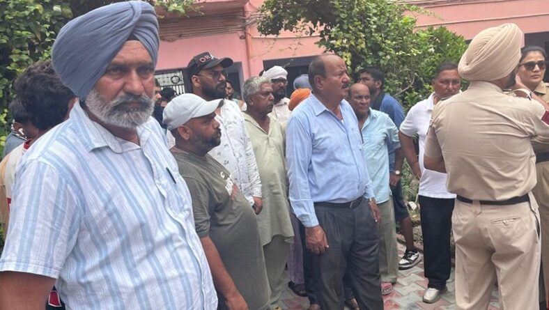 अपनी ही स्कूल बस की चपेट में आने से चार वर्षीय बच्ची की हुई मौत