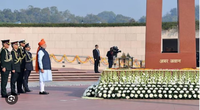 प्रधानमंत्री नरेंद्र मोदी ने नेशनल वॉर मेमोरियल पर शहीदों को दी श्रद्धांजलि