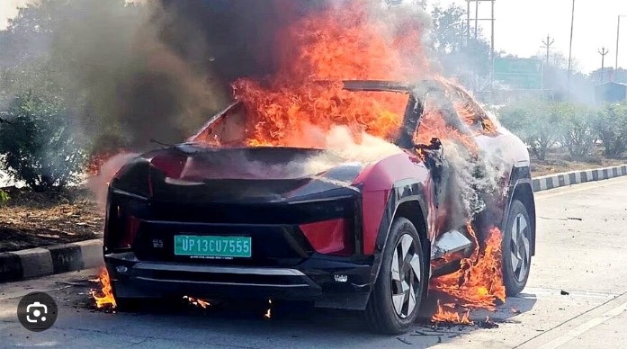 हाईवे पर धू-धू कर जली महिंद्रा की इलेक्ट्रिक SUV