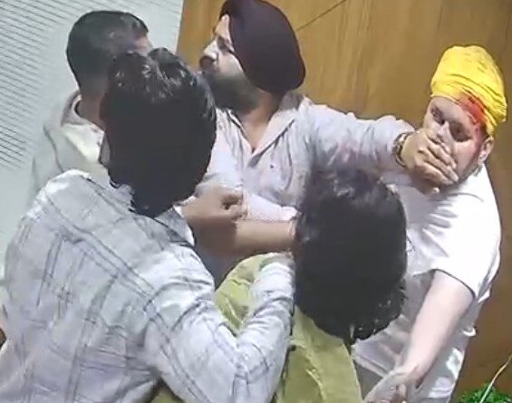 जालंधर इमिग्रेशन दफ्तर हमला मामले में ट्रैवल एजेंट मनिंदर सिंह समेत 3 पर FIR दर्ज। पैसों के विवाद में युवक पर हमला, CCTV फुटेज आई सामने। पुलिस जांच जारी।