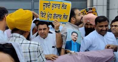 जालंधर में AAP कार्यकर्ताओं का प्रदर्शन तेज, LPU गेट पर अशोक मित्तल के खिलाफ ‘गद्दार’ लिखकर पुतला फूंका, Harbhajan Singh के घर के बाहर भी विरोध।