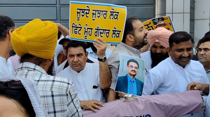 जालंधर में AAP कार्यकर्ताओं का प्रदर्शन तेज, LPU गेट पर अशोक मित्तल के खिलाफ ‘गद्दार’ लिखकर पुतला फूंका, Harbhajan Singh के घर के बाहर भी विरोध।