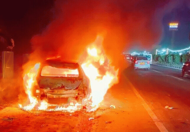 मिर्जापुर सड़क हादसा में ब्रेक फेल ट्रक ने बोलेरो और ट्रेलर को टक्कर मारी, आग लगने से कई वाहन जले, 6–7 लोगों के जिंदा जलने की आशंका।