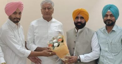 CM भगवंत मान के चचेरे भाई BJP में शामिल होने से पंजाब की राजनीति में हलचल मच गई है। AAP को बड़ा राजनीतिक झटका माना जा रहा है।