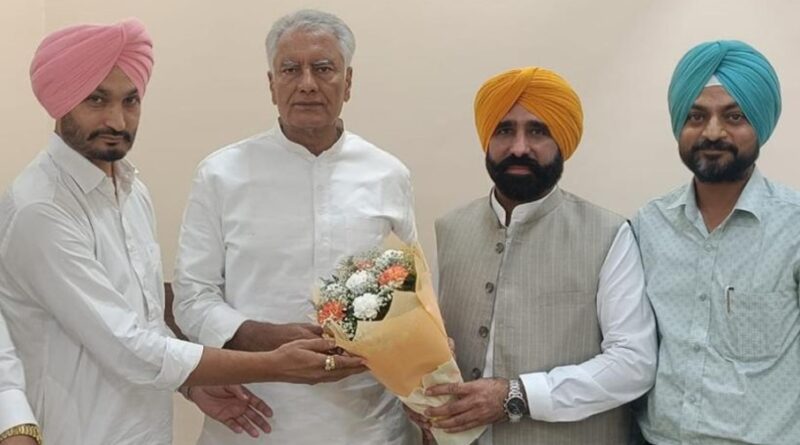 CM भगवंत मान के चचेरे भाई BJP में शामिल होने से पंजाब की राजनीति में हलचल मच गई है। AAP को बड़ा राजनीतिक झटका माना जा रहा है।