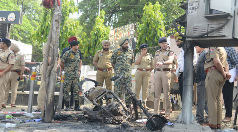 Jalandhar Activa Blast मामले में पंजाब पुलिस और CFSL टीम जांच में जुटी। DGP Gaurav Yadav ने BSF Headquarters के बाहर हुए धमाके का लिया जायजा, Pakistan Connection की जांच तेज।