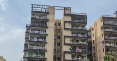 Mohali ED Raid के दौरान वेस्टर्न टावर्स सोसायटी के फ्लैट से कैश से भरे बैग फेंके गए। ईडी ने 21 लाख रुपये बरामद किए। मनी लॉन्ड्रिंग मामले में जांच तेज।