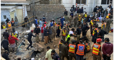पाकिस्तान-अफगानिस्तान सीमा के पास भीड़भाड़ वाले बाजार में बड़ा बम धमाका हुआ। विस्फोट में कई लोगों की मौत और दर्जनों घायल हुए। पढ़ें पूरी Pakistan Blast News।