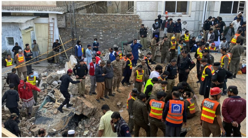 पाकिस्तान-अफगानिस्तान सीमा के पास भीड़भाड़ वाले बाजार में बड़ा बम धमाका हुआ। विस्फोट में कई लोगों की मौत और दर्जनों घायल हुए। पढ़ें पूरी Pakistan Blast News।