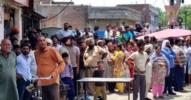 अमृतसर के अनगढ़ इलाके में भीषण आग लगने से दो महिलाएं गंभीर रूप से झुलस गईं। धमाका इतना तेज था कि घर की छत में दरारें पड़ गईं। अवैध पटाखे बनाने के शक में पुलिस और फोरेंसिक टीम जांच में जुटी है।