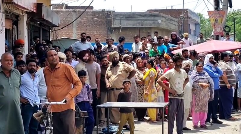 अमृतसर के अनगढ़ इलाके में भीषण आग लगने से दो महिलाएं गंभीर रूप से झुलस गईं। धमाका इतना तेज था कि घर की छत में दरारें पड़ गईं। अवैध पटाखे बनाने के शक में पुलिस और फोरेंसिक टीम जांच में जुटी है।