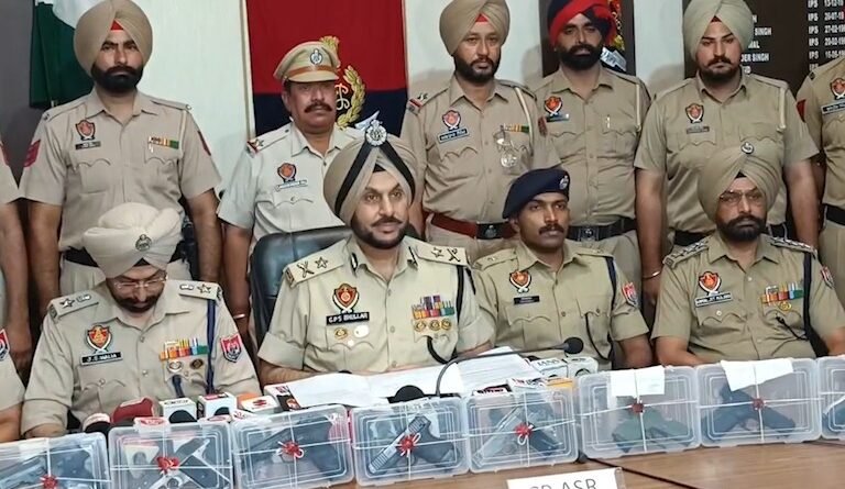 अमृतसर पुलिस की बड़ी कार्रवाई में सरहद पार हथियार तस्करी मॉड्यूल का खुलासा हुआ। 5 आरोपी गिरफ्तार, 8 आधुनिक पिस्तौल और जिंदा कारतूस बरामद किए गए।