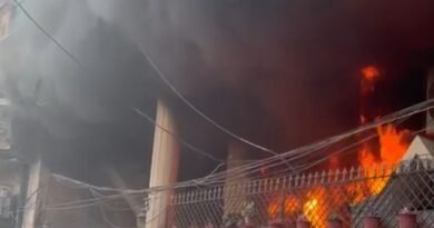 जालंधर के किशनपुरा में भीषण अग्निकांड के दौरान मंदिर में लगे पंखे के शॉर्ट सर्किट से आग लग गई। सिलेंडर ब्लास्ट के बाद इलाके में अफरा-तफरी मच गई और घर का सारा सामान जलकर राख हो गया।