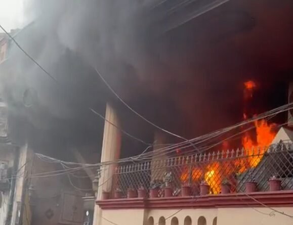 जालंधर के किशनपुरा में भीषण अग्निकांड के दौरान मंदिर में लगे पंखे के शॉर्ट सर्किट से आग लग गई। सिलेंडर ब्लास्ट के बाद इलाके में अफरा-तफरी मच गई और घर का सारा सामान जलकर राख हो गया।