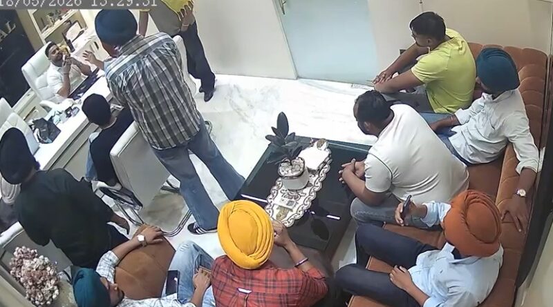 जालंधर ट्रैवल एजेंट किडनैपिंग मामले में गुजराल इमिग्रेशन के मालिक सन्नी गुजराल के साथ मारपीट और कथित किडनैपिंग की कोशिश का मामला सामने आया है। CCTV वीडियो वायरल होने के बाद पुलिस जांच में जुटी।