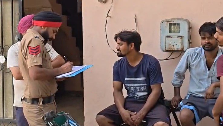 जालंधर में खौफनाक वारदात के तहत सागर एंक्लेव में पति ने तवे से हमला कर पत्नी की हत्या कर दी। गदईपुर में युवक की हत्या के कुछ घंटों बाद सामने आए इस दूसरे मर्डर से इलाके में दहशत फैल गई।
