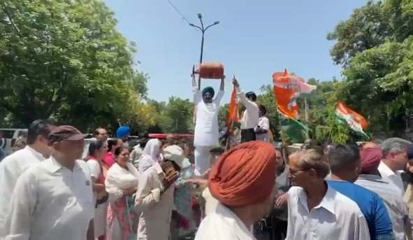 पीएम मोदी का फूंका पुतला बनाकर जालंधर में कांग्रेस ने पेट्रोल-डीजल की बढ़ती कीमतों के खिलाफ प्रदर्शन किया। प्रदर्शन के दौरान कार्यकर्ता उल्टा पार्टी झंडा लहराते भी दिखाई दिए।