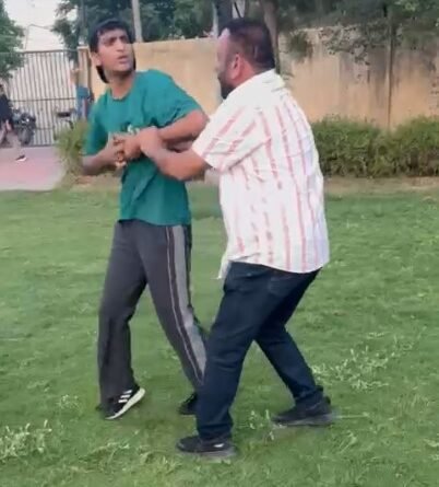 जालंधर में ओलंपिक हॉकी खिलाड़ी मनदीप सिंह के पिता विवादों में घिर गए हैं। केपी स्टेडियम में बच्चों से हाथापाई और मोबाइल छीनने की कोशिश का वीडियो सोशल मीडिया पर तेजी से वायरल हो रहा है।