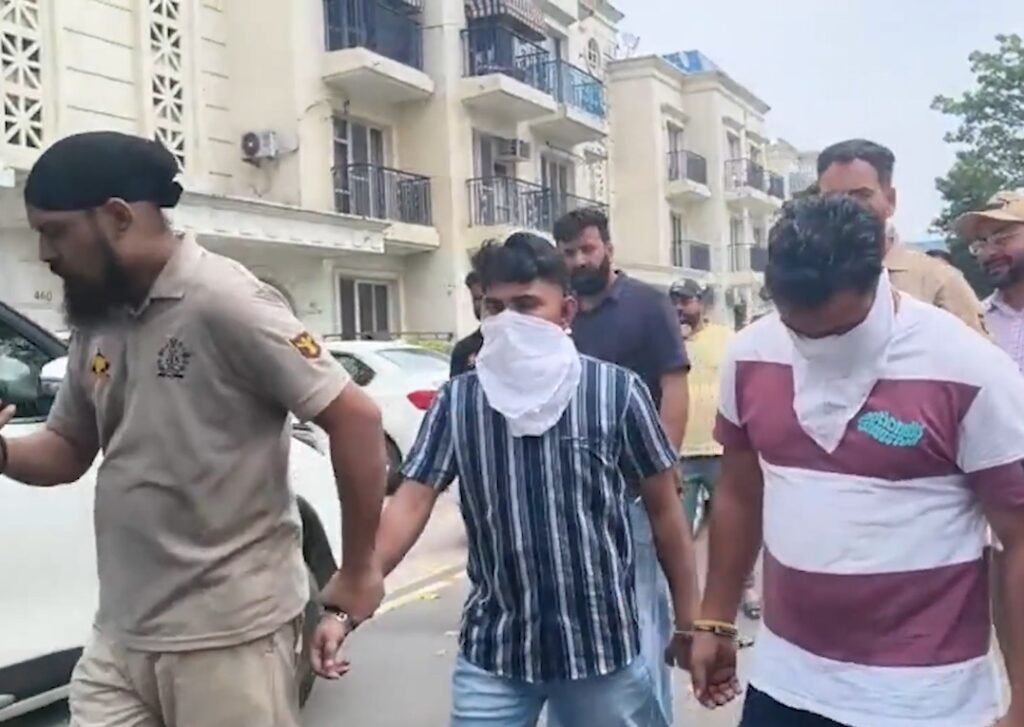 Amritsar Raid के दौरान जम्मू-कश्मीर पुलिस और पंजाब पुलिस की संयुक्त कार्रवाई में AK-47, पिस्टल और 500 ग्राम संदिग्ध नशीला पदार्थ बरामद किया गया। जानिए पूरे ऑपरेशन और गिरफ्तार आरोपियों के बारे में।