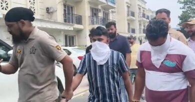 Amritsar Raid के दौरान जम्मू-कश्मीर पुलिस और पंजाब पुलिस की संयुक्त कार्रवाई में AK-47, पिस्टल और 500 ग्राम संदिग्ध नशीला पदार्थ बरामद किया गया। जानिए पूरे ऑपरेशन और गिरफ्तार आरोपियों के बारे में।