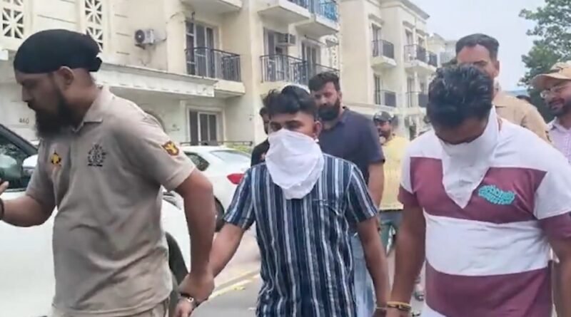 Amritsar Raid के दौरान जम्मू-कश्मीर पुलिस और पंजाब पुलिस की संयुक्त कार्रवाई में AK-47, पिस्टल और 500 ग्राम संदिग्ध नशीला पदार्थ बरामद किया गया। जानिए पूरे ऑपरेशन और गिरफ्तार आरोपियों के बारे में।