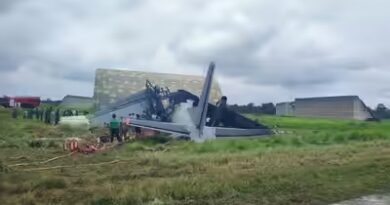 असम विमान हादसा में जोरहाट एयरफोर्स स्टेशन पर भारतीय वायुसेना का AN-32 परिवहन विमान लैंडिंग के दौरान दुर्घटनाग्रस्त हो गया। राहत और बचाव कार्य जारी है, जबकि हादसे के कारणों की जांच शुरू कर दी गई है।