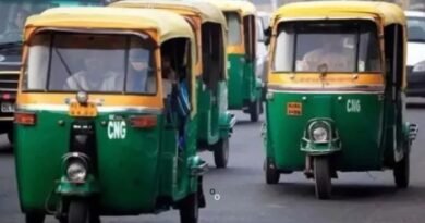 CNG ऑटो बैन को लेकर दिल्ली-NCR में विवाद बढ़ गया है। 2027 से नए CNG ऑटो के रजिस्ट्रेशन पर रोक लगाने की तैयारी है। जानिए सरकार की योजना, FADA के विरोध और लाखों ड्राइवरों पर पड़ने वाले असर के बारे में।