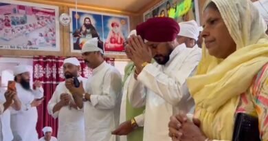Charanjit Singh Channi डेरा सचखंड बल्लां पहुंचे और गुरु का आशीर्वाद लिया। उन्होंने अपने एमपी फंड से 22 लाख रुपये जारी कर डेरा बल्लां के चेरिटेबल अस्पताल को एंबुलेंस भेंट की, जिससे मरीजों को बेहतर सुविधाएं मिलेंगी।