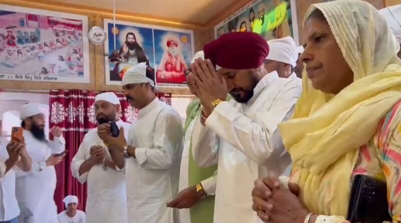 Charanjit Singh Channi डेरा सचखंड बल्लां पहुंचे और गुरु का आशीर्वाद लिया। उन्होंने अपने एमपी फंड से 22 लाख रुपये जारी कर डेरा बल्लां के चेरिटेबल अस्पताल को एंबुलेंस भेंट की, जिससे मरीजों को बेहतर सुविधाएं मिलेंगी।