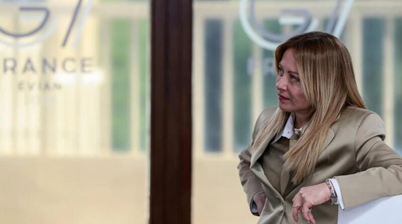 Giorgia Meloni Quit Smoking: G7 समिट के दौरान इटली की प्रधानमंत्री जॉर्जिया मेलोनी ने खुलासा किया कि उन्होंने एक महीने पहले सिगरेट छोड़ दी है। उनके इस फैसले की G7 नेताओं ने सराहना की।