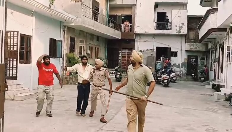 Jalandhar Assault Case: जालंधर के बाबू जगजीवन चौक में युवक और उसके परिवार पर हुए हमले के मामले में पुलिस ने दो आरोपियों को गिरफ्तार किया है। जानें पूरा मामला, पुलिस का बयान और जांच से जुड़े अहम खुलासे।