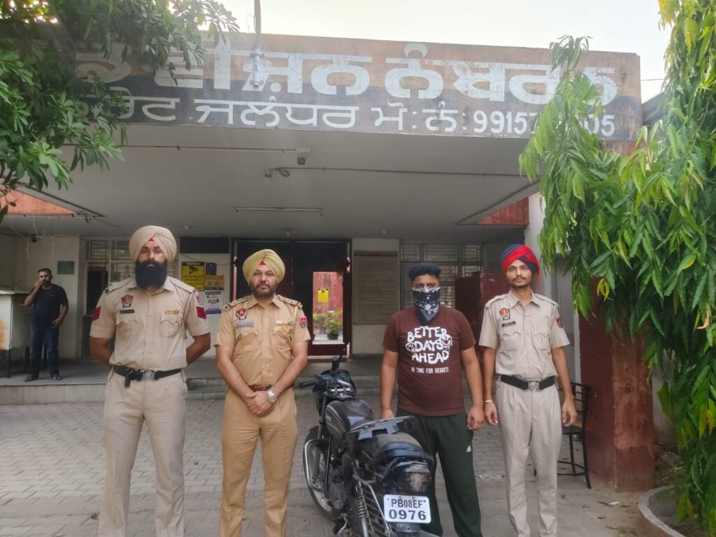 Jalandhar Extortion Firing Case: जालंधर में फिरौती के लिए हुई फायरिंग मामले में पुलिस ने फर्जी नंबर प्लेट बनाने वाले आरोपी को पठानकोट से गिरफ्तार किया। अन्य आरोपियों की तलाश में लगातार छापेमारी जारी।