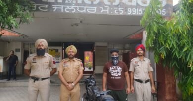 Jalandhar Extortion Firing Case: जालंधर में फिरौती के लिए हुई फायरिंग मामले में पुलिस ने फर्जी नंबर प्लेट बनाने वाले आरोपी को पठानकोट से गिरफ्तार किया। अन्य आरोपियों की तलाश में लगातार छापेमारी जारी।