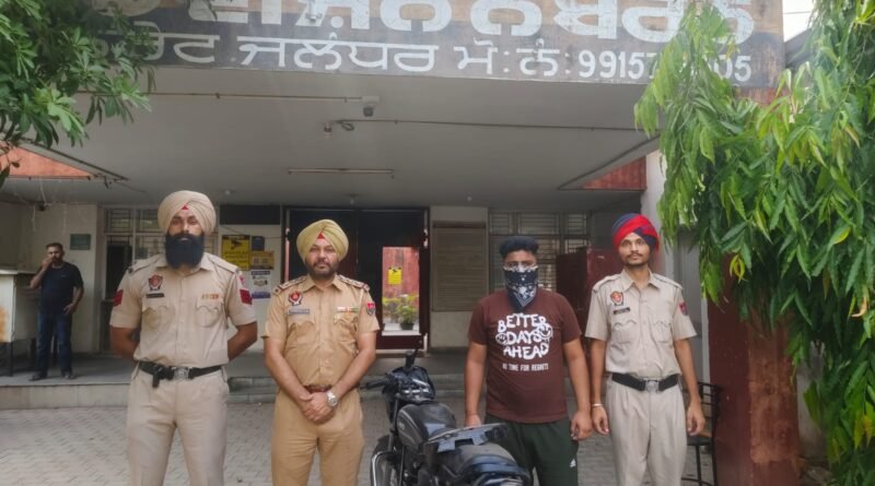 Jalandhar Extortion Firing Case: जालंधर में फिरौती के लिए हुई फायरिंग मामले में पुलिस ने फर्जी नंबर प्लेट बनाने वाले आरोपी को पठानकोट से गिरफ्तार किया। अन्य आरोपियों की तलाश में लगातार छापेमारी जारी।