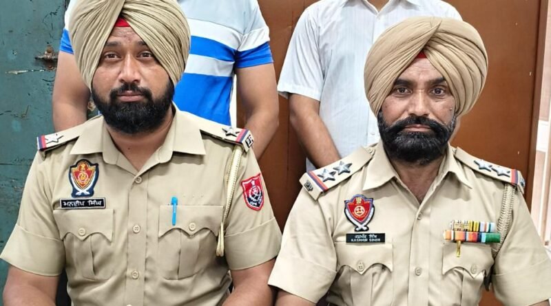 Jalandhar Police Arrest: जालंधर देहात पुलिस ने डोनी बल्ल गैंग के सदस्य सुखजिंदर सिंह उर्फ बिट्टू को अवैध हथियारों सहित गिरफ्तार किया। जानें पुलिस कार्रवाई, बरामद हथियार और पूरे मामले की जानकारी।