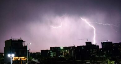 Monsoon 2026 के दौरान देश में 42% बारिश की कमी दर्ज की गई है। IMD के अनुसार महाराष्ट्र, मध्य भारत और कई राज्यों में मॉनसून कमजोर बना हुआ है। जानिए ताज़ा मौसम अपडेट और बारिश का पूर्वानुमान।