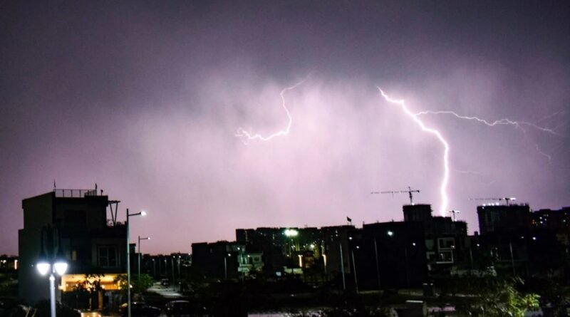 Monsoon 2026 के दौरान देश में 42% बारिश की कमी दर्ज की गई है। IMD के अनुसार महाराष्ट्र, मध्य भारत और कई राज्यों में मॉनसून कमजोर बना हुआ है। जानिए ताज़ा मौसम अपडेट और बारिश का पूर्वानुमान।