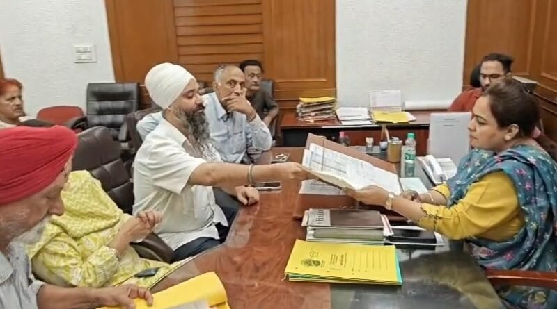 Patel Hospital Borewell Controversy: जालंधर के पटेल अस्पताल में कथित बिना अनुमति बोरवेल कराने को लेकर विवाद गहरा गया है। नगर निगम ने परमिशन से इनकार किया है, जबकि स्थानीय लोगों और पार्षद ने आंदोलन की चेतावनी दी है।