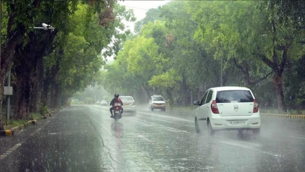 Punjab Weather: पंजाब में मौसम विभाग (IMD) ने बारिश और तेज आंधी को लेकर Yellow Alert जारी किया है। जानें किन जिलों में होगी बारिश, कब बदलेगा मौसम और लोगों के लिए क्या है जरूरी सलाह।