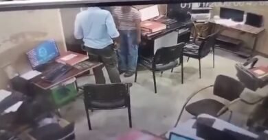 Urai Police Viral Video: उरई सदर कोतवाली के कंट्रोल रूम का कथित वीडियो वायरल होने के बाद मुंशी को सस्पेंड कर दिया गया है। महिला पुलिसकर्मी की भूमिका की जांच जारी है। जानें पूरा मामला।