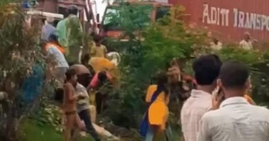 मुजफ्फरपुर आम लूट घटना ने मानवता को शर्मसार कर दिया। सड़क हादसे में घायल दंपति की मदद करने के बजाय लोग सड़क पर बिखरे आम लूटते रहे। इलाज के दौरान कारोबारी की मौत हो गई जबकि उनकी पत्नी अस्पताल में भर्ती हैं।