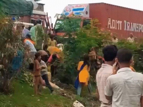 मुजफ्फरपुर आम लूट घटना ने मानवता को शर्मसार कर दिया। सड़क हादसे में घायल दंपति की मदद करने के बजाय लोग सड़क पर बिखरे आम लूटते रहे। इलाज के दौरान कारोबारी की मौत हो गई जबकि उनकी पत्नी अस्पताल में भर्ती हैं।