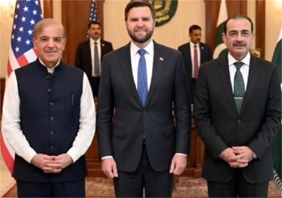 अमेरिका-ईरान शांति वार्ता 2026 को अंतिम रूप देने के लिए स्विट्जरलैंड में अहम बैठक आयोजित हो रही है। अमेरिकी उपराष्ट्रपति जेडी वेंस, ईरानी अधिकारियों, पाकिस्तान के प्रधानमंत्री शहबाज शरीफ और सेना प्रमुख आसिम मुनीर समेत कई वरिष्ठ नेता इसमें शामिल होंगे।