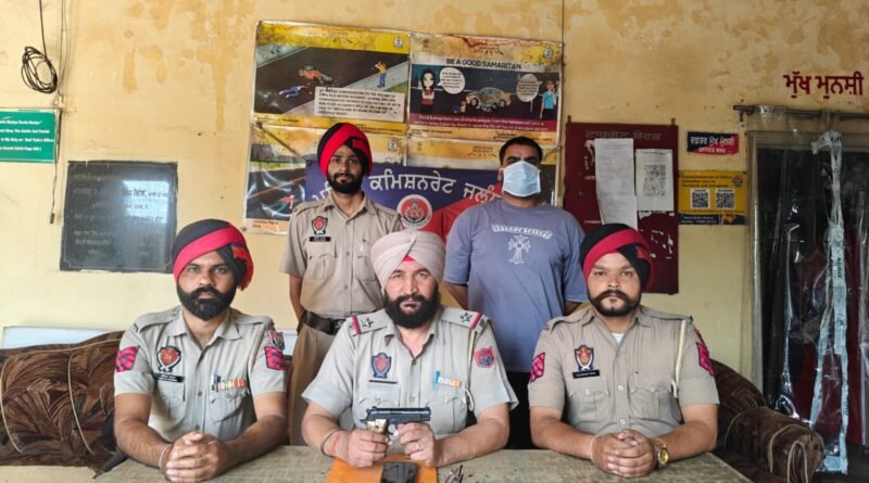 आर्यन होम्योपैथिक क्लिनिक फायरिंग मामला में जालंधर पुलिस को बड़ी सफलता मिली है। वेरका मिल्क प्लांट के निकट स्थित क्लिनिक पर फायरिंग करने के आरोप में गुरपाल सिंह को गिरफ्तार कर लाइसेंसी हथियार बरामद किया गया है।