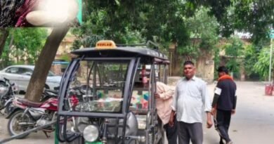 ई-रिक्शा में बच्ची का जन्म उस समय हुआ जब रेलवे फाटक पर लगे जाम के कारण गर्भवती महिला अस्पताल नहीं पहुंच सकी। कपूरथला के औजला गेट में ई-रिक्शा में ही महिला ने स्वस्थ बच्ची को जन्म दिया। मां और नवजात दोनों स्वस्थ हैं।