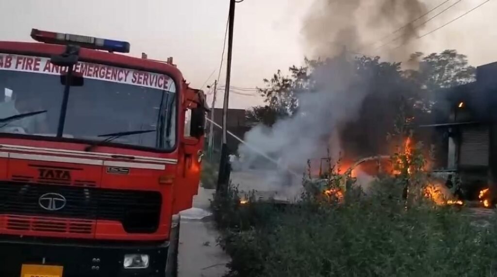 गाड़ी की डीजल टंकी वेल्ड करते समय धमाका होने से जालंधर की एक वर्कशॉप में वेल्डर की दर्दनाक मौत हो गई। आग लगने से पिकअप और मोटरसाइकिल भी जल गई। पुलिस मामले की जांच में जुटी है।