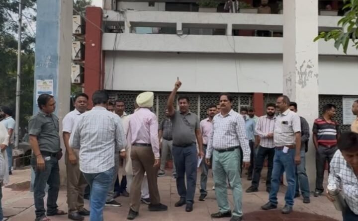 गैर-शैक्षणिक ड्यूटियों के खिलाफ शिक्षक प्रदर्शन के तहत जालंधर में विभिन्न शिक्षक संगठनों ने डीसी कार्यालय पर धरना दिया। शिक्षकों ने दोहरी-तेहरी ड्यूटियों और ड्रग सेंसस कार्यों का विरोध करते हुए प्रशासन को एक सप्ताह का अल्टीमेटम दिया।