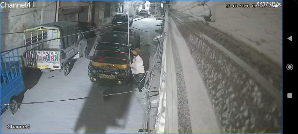 जालंधर ऑटो चोरी CCTV मामले में बस्ती शेख के मोहल्ला सतरा से घर के बाहर खड़ा ऑटो चोरी हो गया। पूरी वारदात CCTV कैमरे में कैद हो गई है। पुलिस ने फुटेज के आधार पर आरोपी की तलाश शुरू कर दी है।