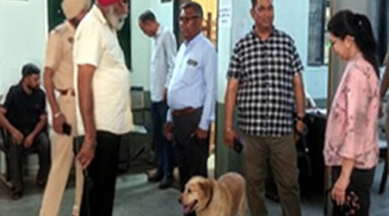 जालंधर कोर्ट कॉम्प्लेक्स बम धमकी के बाद प्रशासन में हड़कंप मच गया। पुलिस, डॉग स्क्वाड और एंटी-सबोटाज टीमों ने मौके पर पहुंचकर जांच शुरू कर दी है।