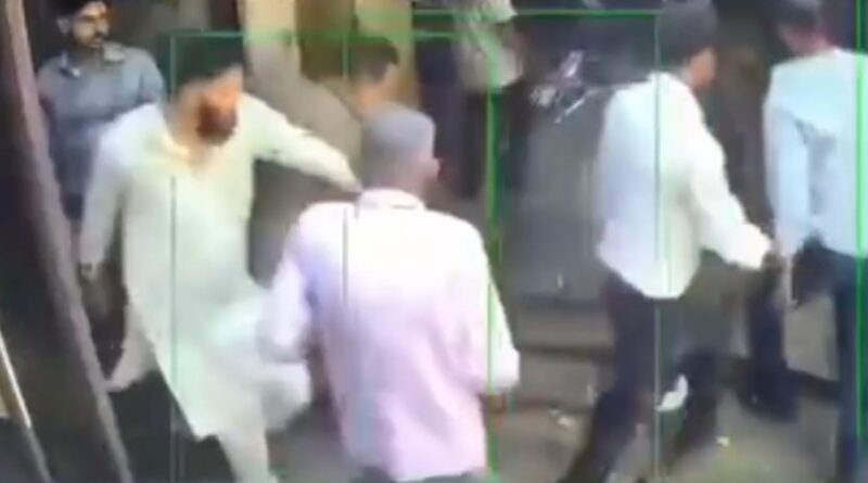 जालंधर फ्लेक्स बोर्ड विवाद में प्रताप बाग क्षेत्र में दो पक्षों के बीच जमकर मारपीट हुई। बोर्ड लगाने को लेकर शुरू हुआ विवाद हिंसक झड़प में बदल गया। घटना का वीडियो सोशल मीडिया पर वायरल हो रहा है।